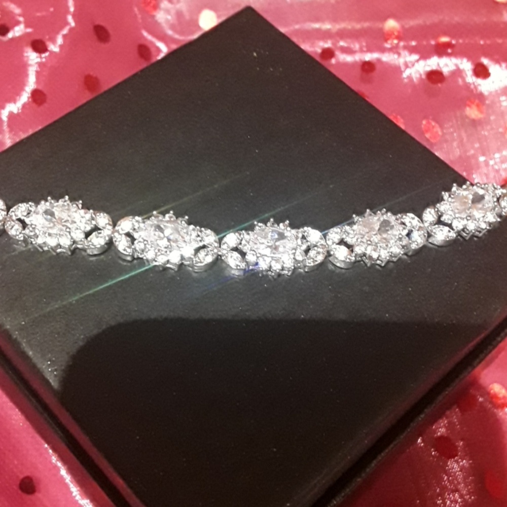 * SWAROVSKI CRYSTAL SILVER BRACELET